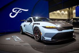 Auto deportivo Ford en exhibición durante el Auto Show de Los Ángeles 2025, con diseño moderno y luces LED.